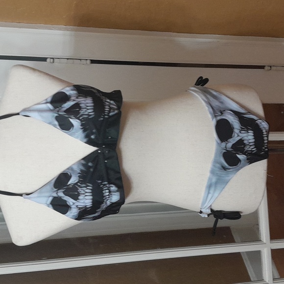 Black and white skull bathing suit - Picture 1 of 3
